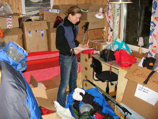 Bockar av och kollar att allt r packat.