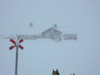 Blhammarens fjllstation inbddad i ett moln