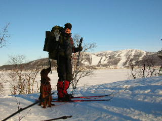 Jens och Storm vinkar farvl.