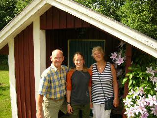 Gunnar, jag och Ulla vid gststugan