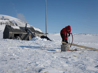 Vedhuggning vid den lilla stugan