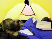 En lugn dag i tltet i vntan p bttre vder